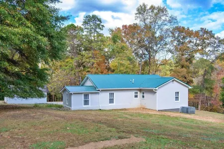 Cozy Countryside Retreat 2