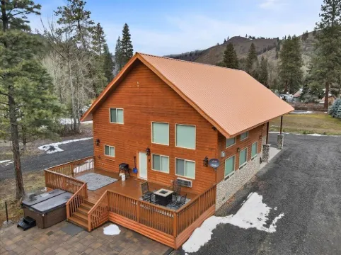 Cozy Chinook Cabin - 4-Star