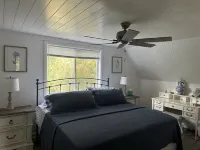 Lake Michigan Beachfront, Remodeled, close to Tunnel of Trees and Harbor Springs Hotel a Emmet County