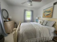 Waterfront Lake House, 20 person Tiki, Outdoor firepit, & Great location!