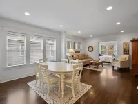 Elegant Flat nestled right off-campus & free parking!