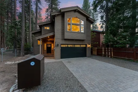 One Block to Restaurants/Brewery/Beach; 8 Min to Skiing. Modern Mountain Luxury. Отели рядом с достопримечательностью «Государственная зона отдыха Кингс Бич»