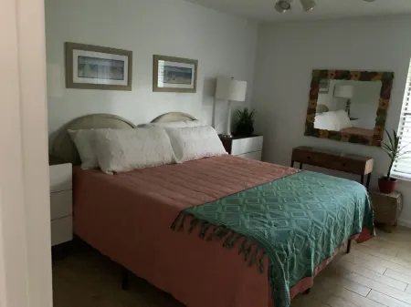 4 Bedrooms, 3 Baths, Sleeps 10 and only 5 minutes from the Beach and the Pier. Отели в г. Сейнт Саймонс Айленд