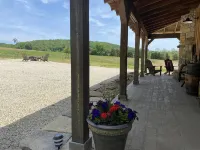 LODGE AT SADDLE RIDGE. Just five minutes from Hermann.