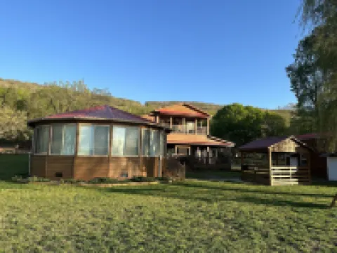 Beautiful rustic lodge located on Lake Guntersville with private boat ramp/dock