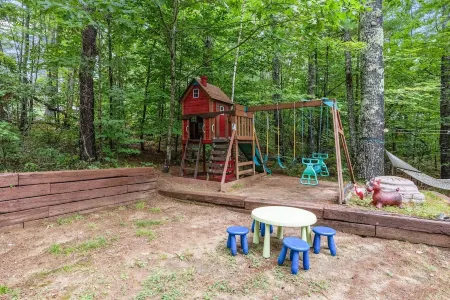 Beautiful Log Cabin on Belleau Lake-All 4 Seasons! 2900 sq ft; Beach-3 min walk!