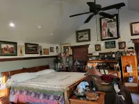 Cozy older home,  zen like garden. Pet friendly. Not for people with allergies.