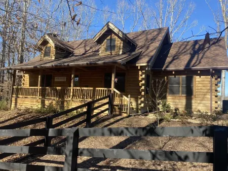 Escape to Our Serene Farm Cabin, Surrounded by Beautiful Rolling Pastures!<br>