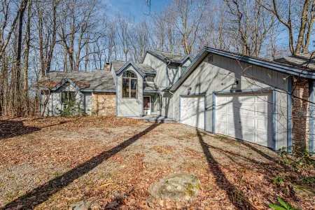 Newly Renovated mountain top Ski House - Short Walk to Slopes