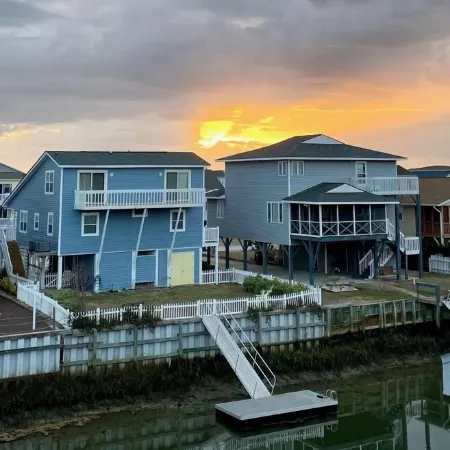 Canal Front + Walk to Beach - Quiet Early Summer Weeks Open