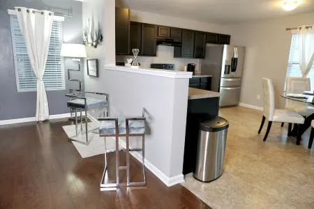 Luxurious Home Near UNC & More..Wi-Fi.2 lofts Отели рядом с достопримечательностью «Университет Северная Каролина в Шарлотт»