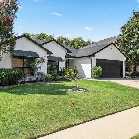 Cozy 3-bedroom house in welcoming Arlington with WiFi, AC
