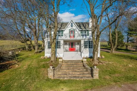 Farmhouse-Retreat Horses, Grapes & Orchards