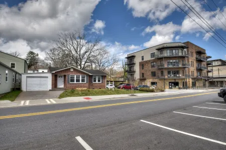 Lovely Brick Cottage in Downtown Blue Ridge