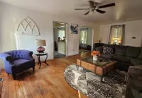 Pet friendly home, pond, paddle boat, fishing gear, hiking, wineries, game room