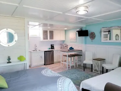 Cozy Studio Condo, short walk to Downtown Saugatuck, courtyard water view Pink Patio附近的飯店