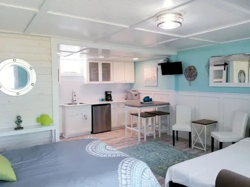 Cozy Studio Condo, short walk to Downtown Saugatuck, courtyard water view