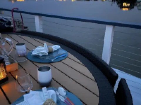 "Top Choice Houseboat Rental," says Discover Sausalito. 2bd 2ba floating home. Hotels in Sausalito