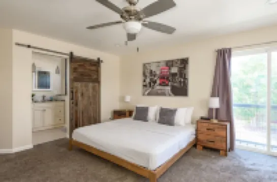 EXPLORE CO-Perfect for fams/groups. Close to DIA.