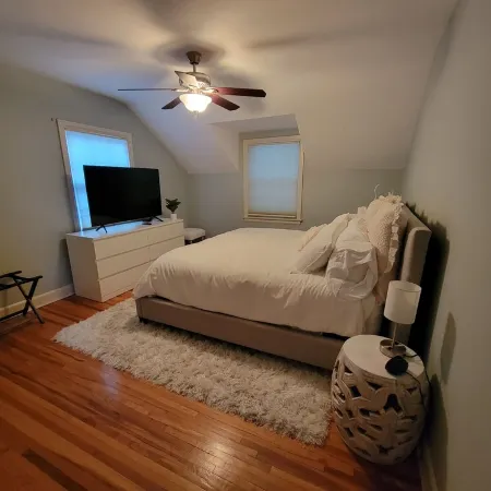 Charming home, quiet neighborhood< 2mi to Shattuck, game room, deck