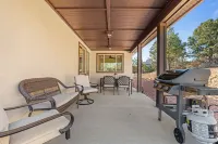 New luxury cabin bordering Zion! 3 king beds/baths. Short drive to Bryce Canyon