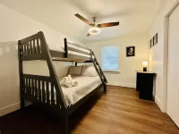 2 Queen Beds, Bunk, sleeps 7 on .5 acre. Great access to all NWA activities