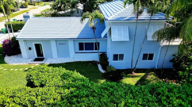 DIAMOND ESTATES: MIAMI - 6 QUEEN, 3 FULL BATH, POOL, BAR ROOM, BALCONY