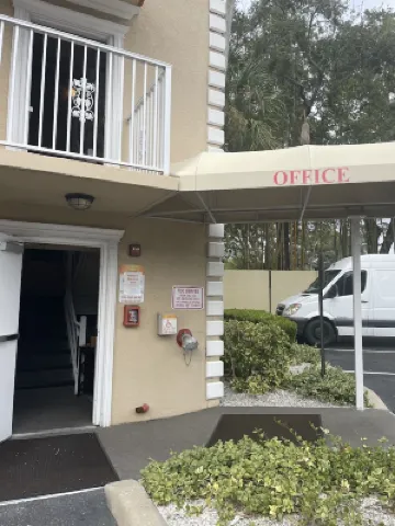 Dunedin Resort with 2 Pools, Hot Tub, Tiki Bar & Restaurant. Book Now !