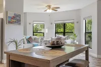 Modern homey Suite, close to all attractions in downtown Springfield. .