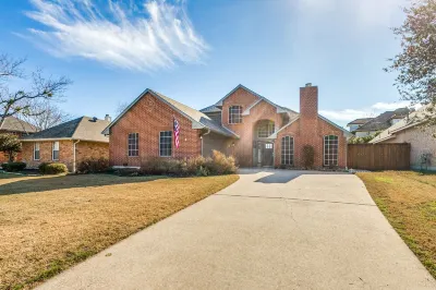 Rockwall Lux Retreat💥Pool&Spa💥Covered Patio-5min walk downtown-Parks-Trails-Lake Hotels near Shenaniganz Entertainment Center