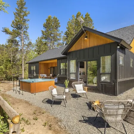 Modern Mtn Retreat: Lakefront, Direct Beach Access & Hot Tub by Tamarack Resort