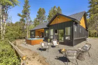 Modern Mtn Retreat: Lakefront, Direct Beach Access & Hot Tub by Tamarack Resort