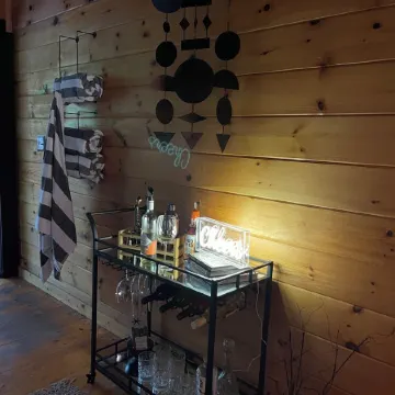 Cherry Log Chic - Perfectly Positioned Between Blue Ridge & Ellijay