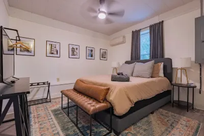 2BD 2Bath, Ideally Located Cottage