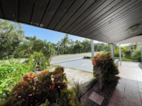 Florida Beach Cottage 3Br-2BA + Den Hotels in Nokomis