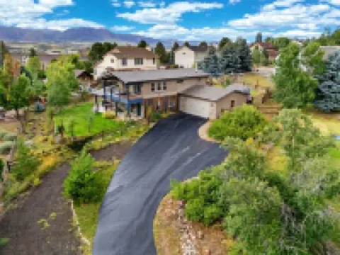 Relaxing Authentic Colorado Retreat w/ Chic Art, 5 min to USAFA & Amenities Hotels in Gleneagle