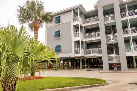 Bay View Villa 109, 3/2 Condo, Waterfront, Gated, Pool, Tennis, sleeps 8 Отели рядом с достопримечательностью «Cockspur Island Lighthouse»