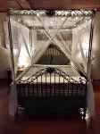 Waterfront 2 bed Cabin Suite w/ Fire-pit and patio! Jesse James Home Museum 주변 호텔