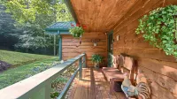 PRIVATE MOUNTAIN COUPLES GETAWAY. 16 MI TO ASHEVILLE. CREEK, HOT TUB, FIREPLACE