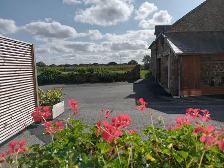 Gîtes Ti Tud-kozh à Pluduno, Côtes D'armor, Bretagne. Location "Le Guébriand" Отели в г. Плюдюно
