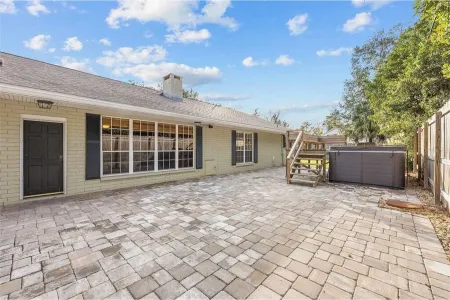 Across from UF on University Ave - 5 Br 3.5 Bath with Hot Tub.