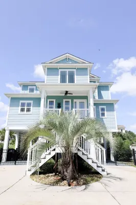 Garden City Pet friendly beach house! Golf car provided. 3 min ride to the beach