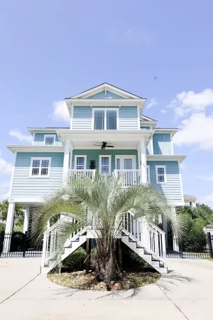 Garden City Pet friendly beach house! Golf car provided. 3 min ride to the beach Отели рядом с достопримечательностью «TPC Myrtle Beach»