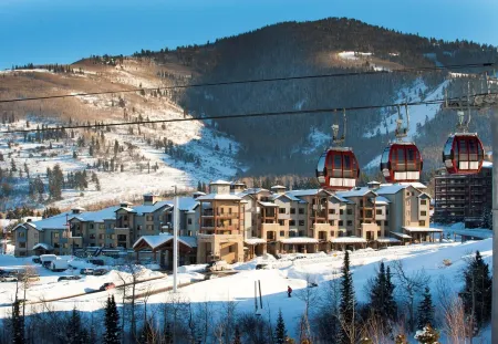 Lovely suite with spacious balcony / Ski Valet, Pool, Hot Tub, Sauna, EV charger