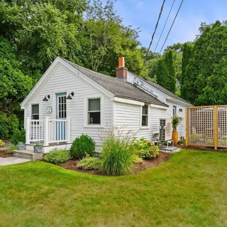 Shore Cottage - Coastal gem, a traveler favorite! Outdoor patio, central AC.