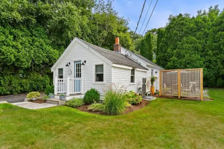 Shore Cottage - Coastal gem, a traveler favorite! Outdoor patio, central AC.