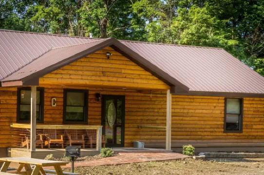Cayuga Lake Cabins, Gorgeous Log Cabin home, Cabin C, fire pit, dog friendly