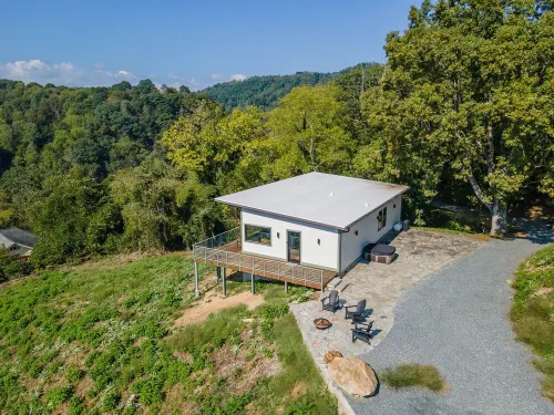 Modern Luxury Meets Mountain Getaway. Amazing Views, Hot Tub+More! Hotels in Madison County