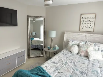 Village of Mallory, Close to Sumter Landing Sq. 3BD, 2Bath with Gas Golf Cart. Hotels near Publix Super Market at Colony Plaza