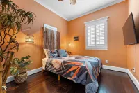 TIKI COTTAGE: 2 homes, heated cowboy pool, tiki bar, games and karaoke!!